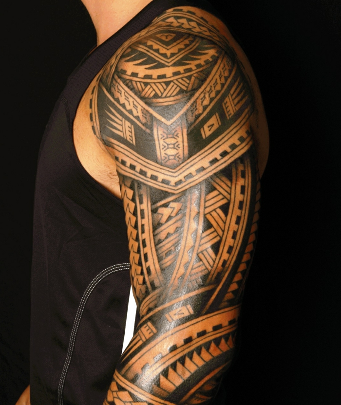tatuajes brazo hombre, tatuaje maorí en hombro y brazo, motivos polinesios punta de lanza, dientes de tiburón