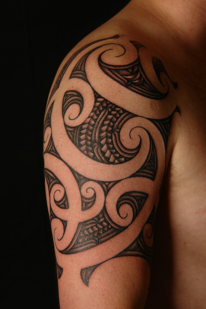 tatuajes brazo hombre, tatuaje maori en brazo delgad, símbolo maori punta de lanza