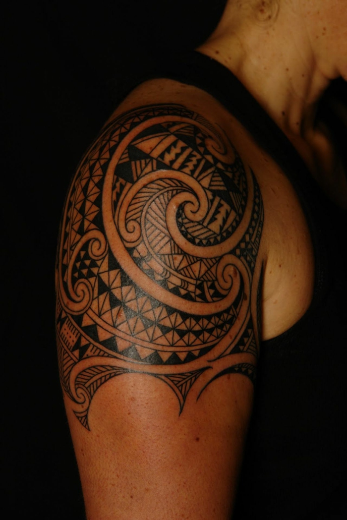 tatuajes hombro, hombre con tatuaje maori en brazo y hombro, símbolos dientes de tiburón y océano