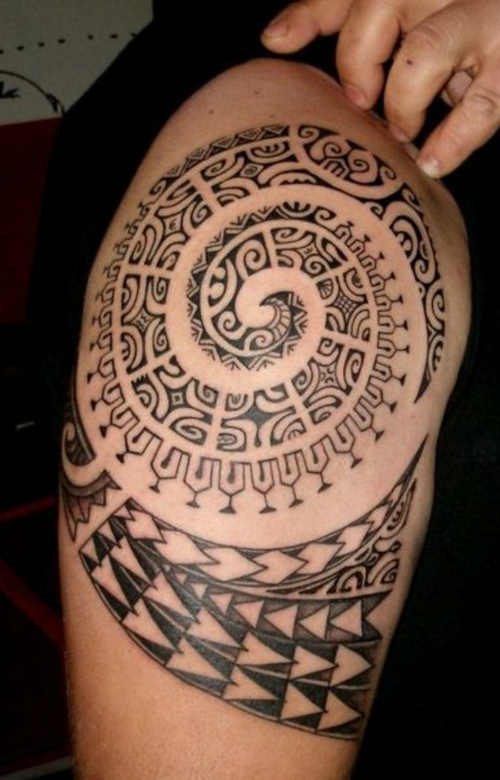 brazalete maori, tatuaje maori espiral con símbolos de punta de lanza, ojos Tiki y enata