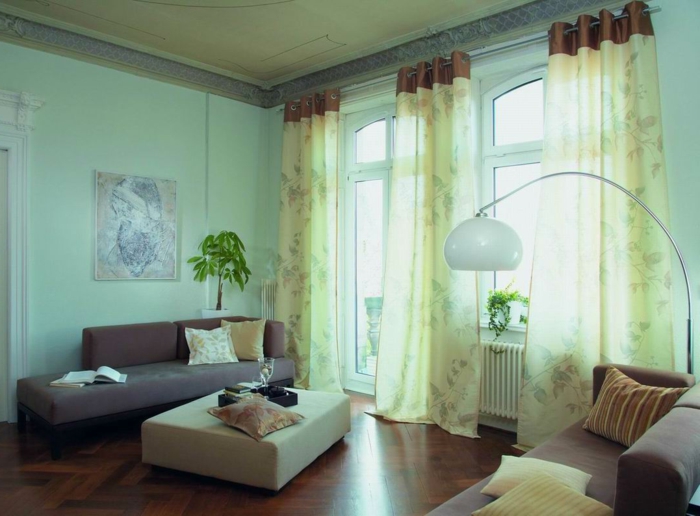 tipos de cortinas, toque aireado, ejemplo en verde claro, tejido transparente, salón con alto techo, paredes pintadas en verde