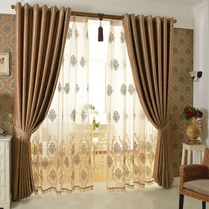 tipos de cortina, cortinas masivas en beige dorado con hermoso visillo de ornamentos, tapices de papel con estampados