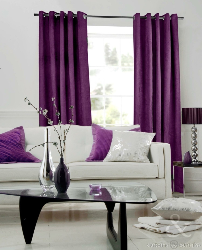 tipos de cortinas, ejemplo de peluche de morado intenso y oscuro, cojines en el mismo color, sofá en blanco