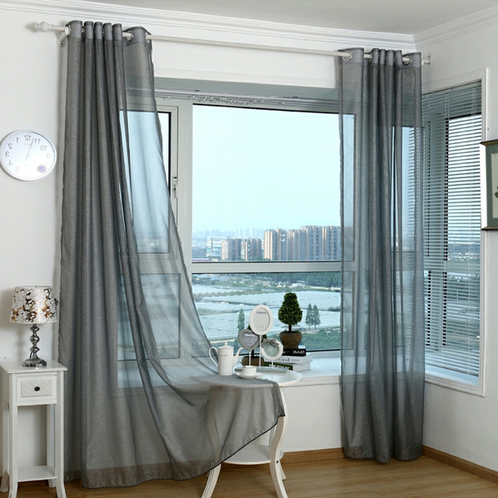 tipo de cortines, ejemplo de seda sintética en gris, salón acogedor con vista, paredes en blanco 