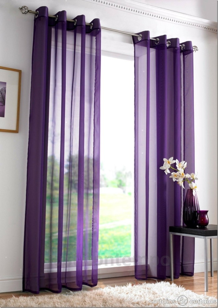 tipos de cortinas, visillo ligero en color lila intenso para enfatizar las cortinas, blanca alfombra peluda
