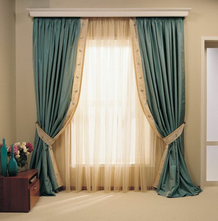 tipos de cortinas, ejemplo de cortinas delicadas en azul marino y visillo en beige, alzapaños en ornamentos