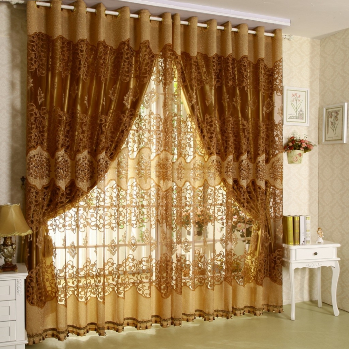 telas cortinas, ejemplo exquisito con detalles de encaje y color dorado, salón en blanco con tapices de papel en elementos geométricos