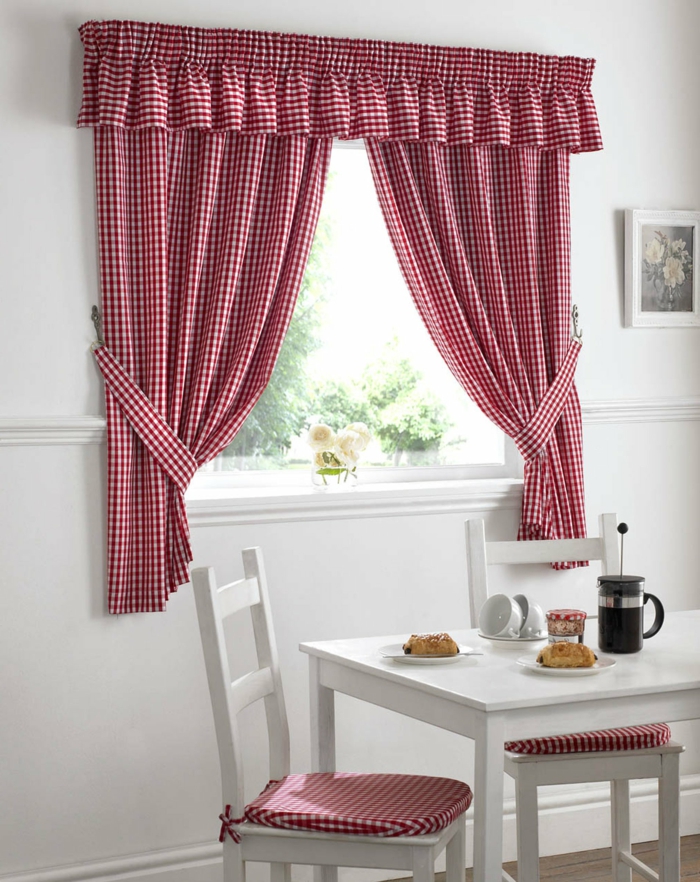 telas cortinas, ejemplo de cortinas para la cocina de algodón, estampado en cuadrados en blanco y rojo, guardamalleta coqueta