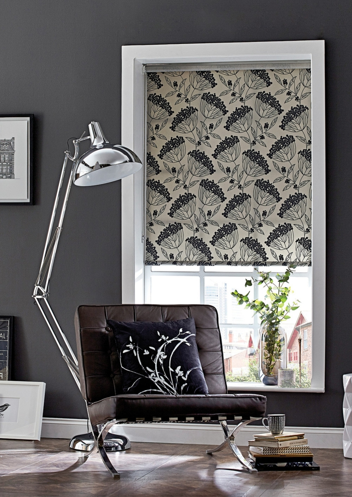 telas cortinas, ejemplo refinado de estores con motivos florales, habitación estilo industrial pintada en gris
