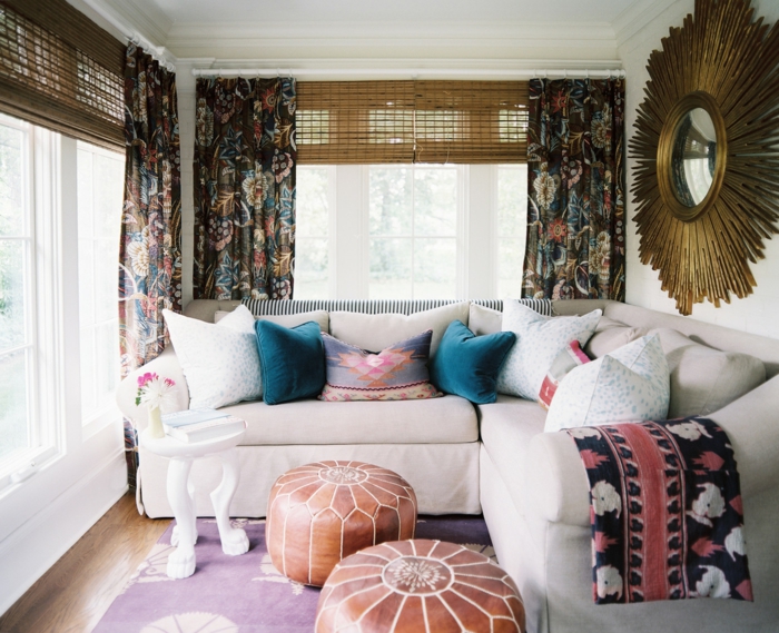 telas cortinas, hermoso ejemplo de cortinas con motivos botánicos y colores oscuros y percianas de madera