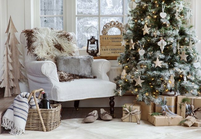 arbol de navidad original, pino artificial con efecto nevado y ornamentos de estrellas y corazones, ambiente en blanco 