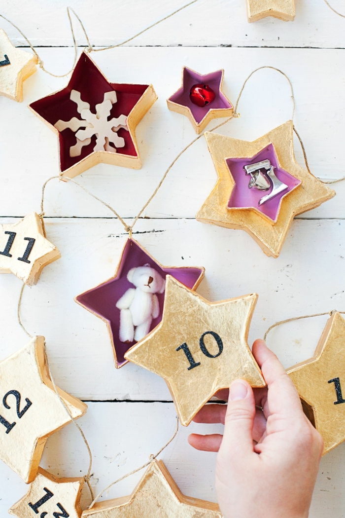 decoracion-navideña-calendario-de-navidad-casero-original-cajas-en-forma-de-estrella-de-diferente-tamaño-y-cosas-dentro