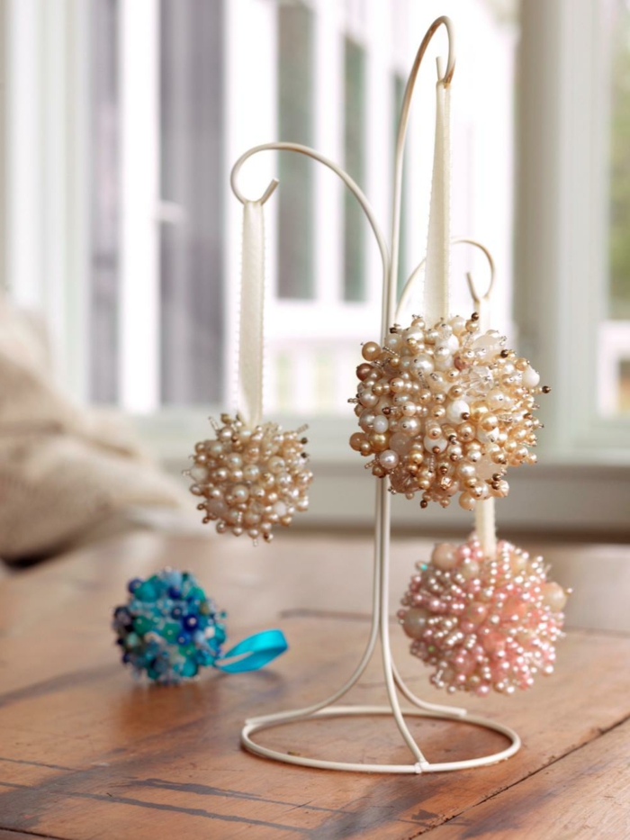adornos de navidad caseros, decoración exquisita hecha de bolas de poliestireno y agujas con perlas, bonitas bolas en beige, color rosa y azul