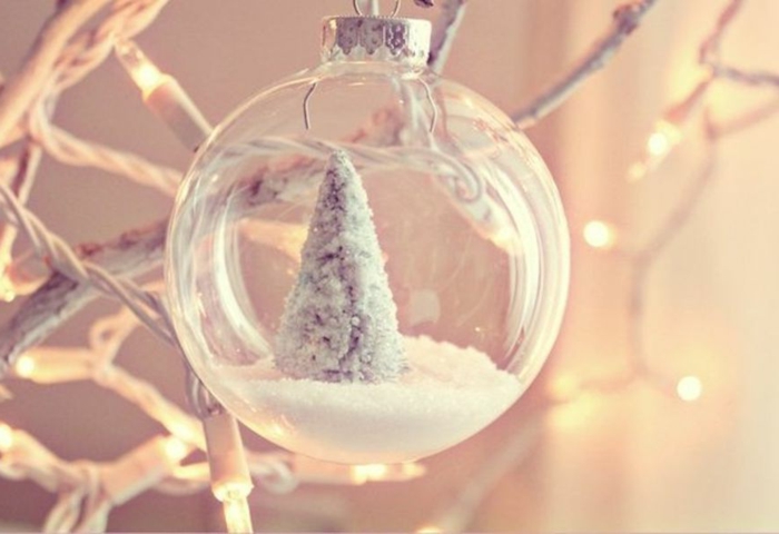 bolas de colores, bonito adorno en blanco hecho de bola de vidrio transparente y decoración navideña