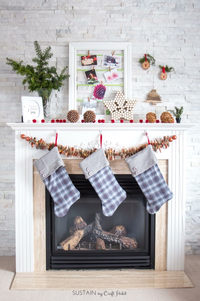 como hacer una estrella, chimenea decorada con motivos navideños, calcetines de navidad, estrella de corchos original