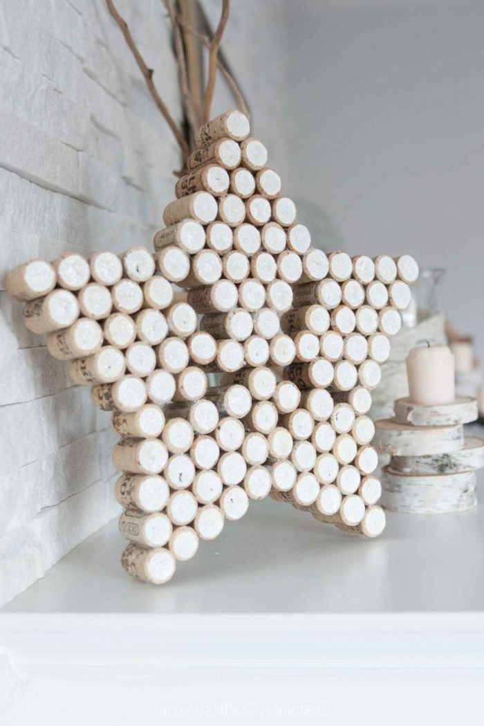 como hacer una estrella, adorno de corchos en forma de estrella, decoración navideña en blanco, velas decoativas