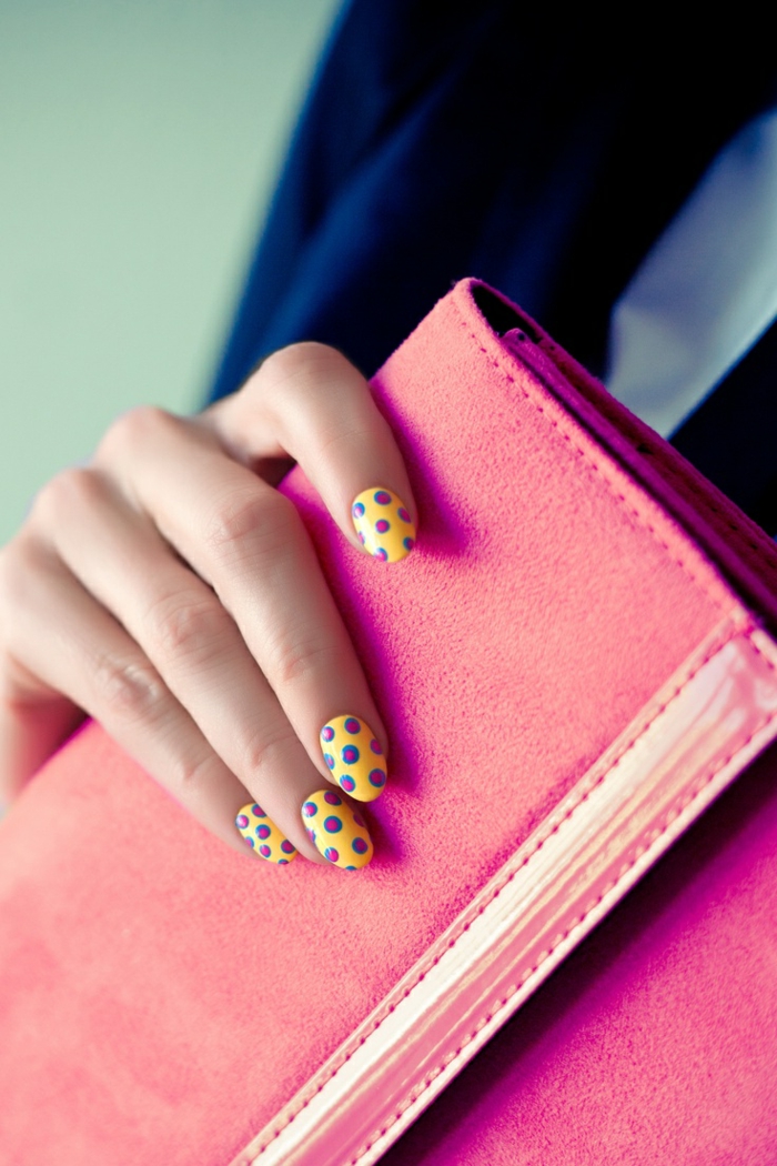 diseños de uñas, propuesta fresca y alegre de uñas en amarillo con interesantes lunares en rosado y azul