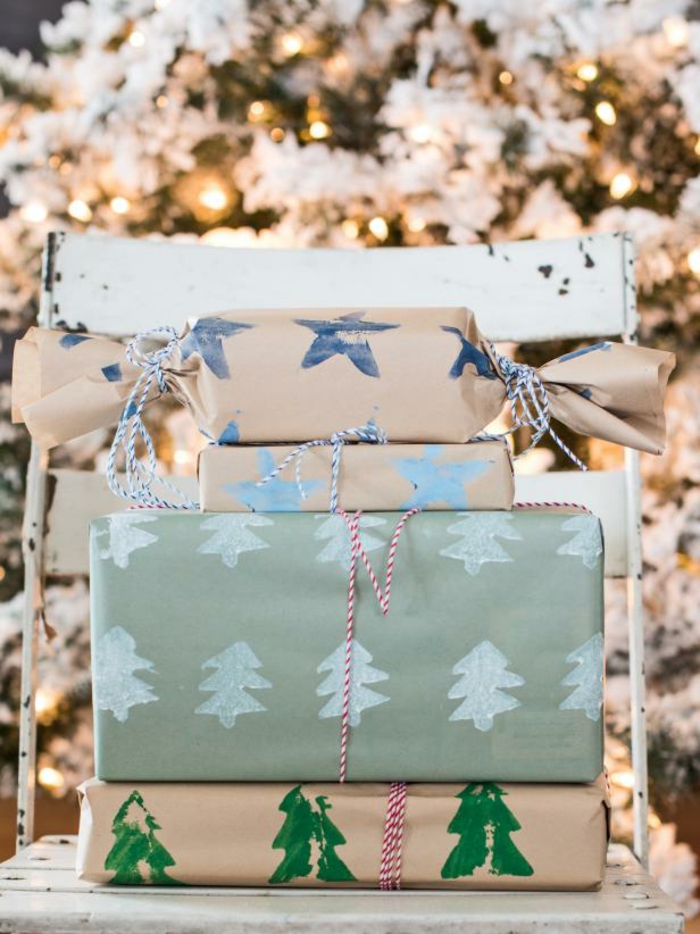 manualidades navidad, regalos empaquetados con papel bonita con estampados navideños, manualidades faciles para niños