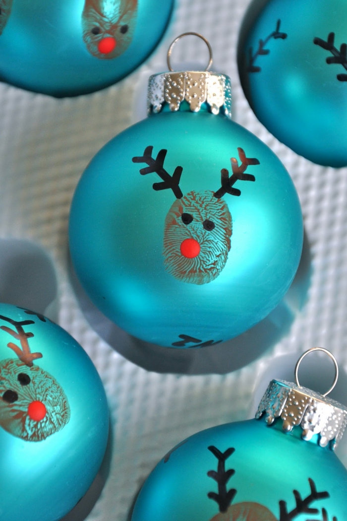 bolas de navidad, esferas en azul con efecto mate, bolas decoradas con cara de ciervo, manualidades faciles para niños