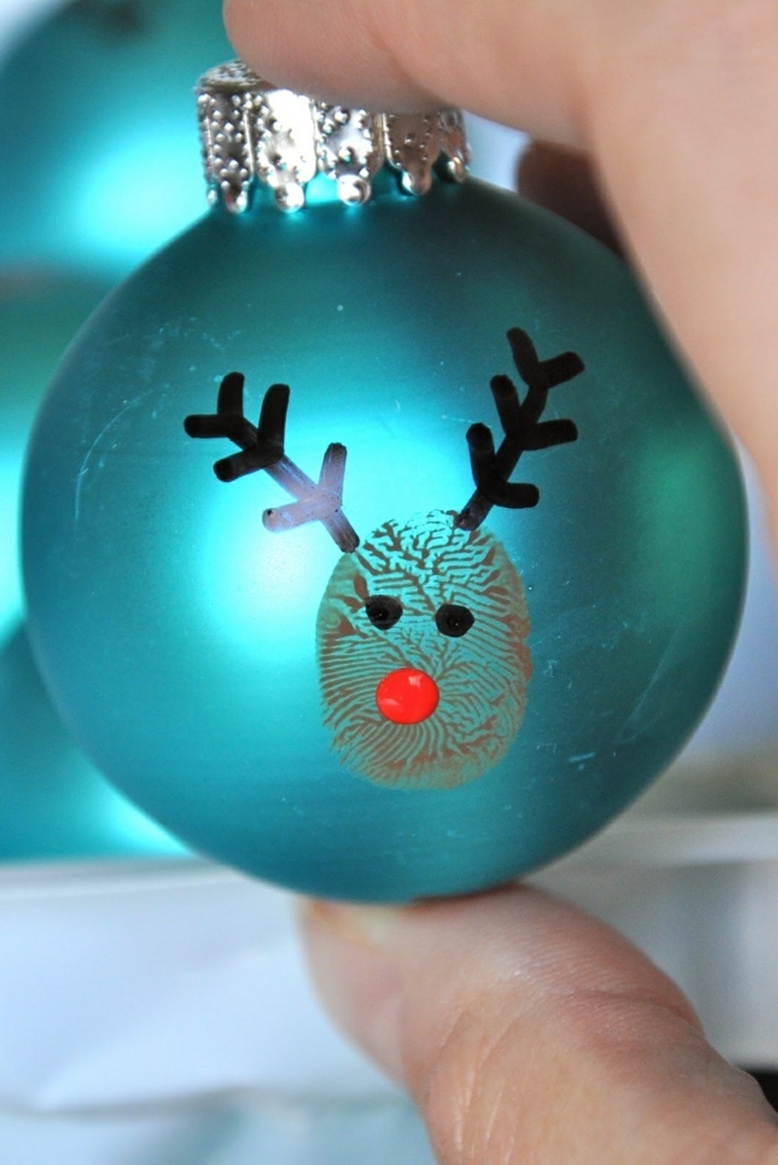 como hacer bolas de navidad, manualidades navideñas paso a paso, esfera en azul con rostro de ciervo DIY