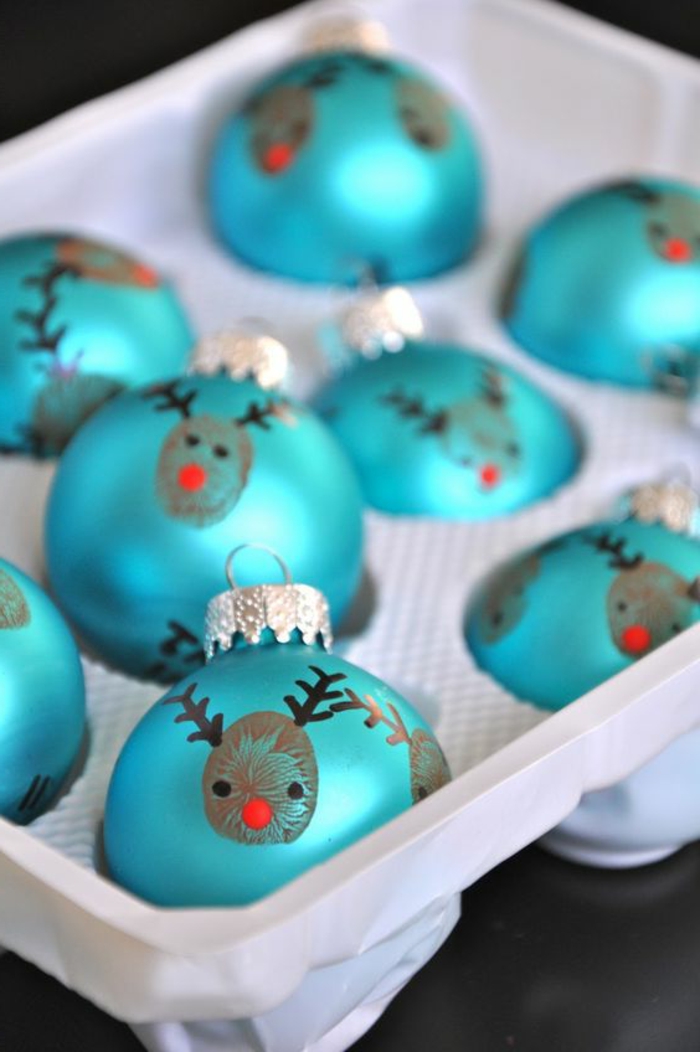 decoración navideña casera, esferas resplandecientes en azul con decoración casera, bonita idea para Navidad