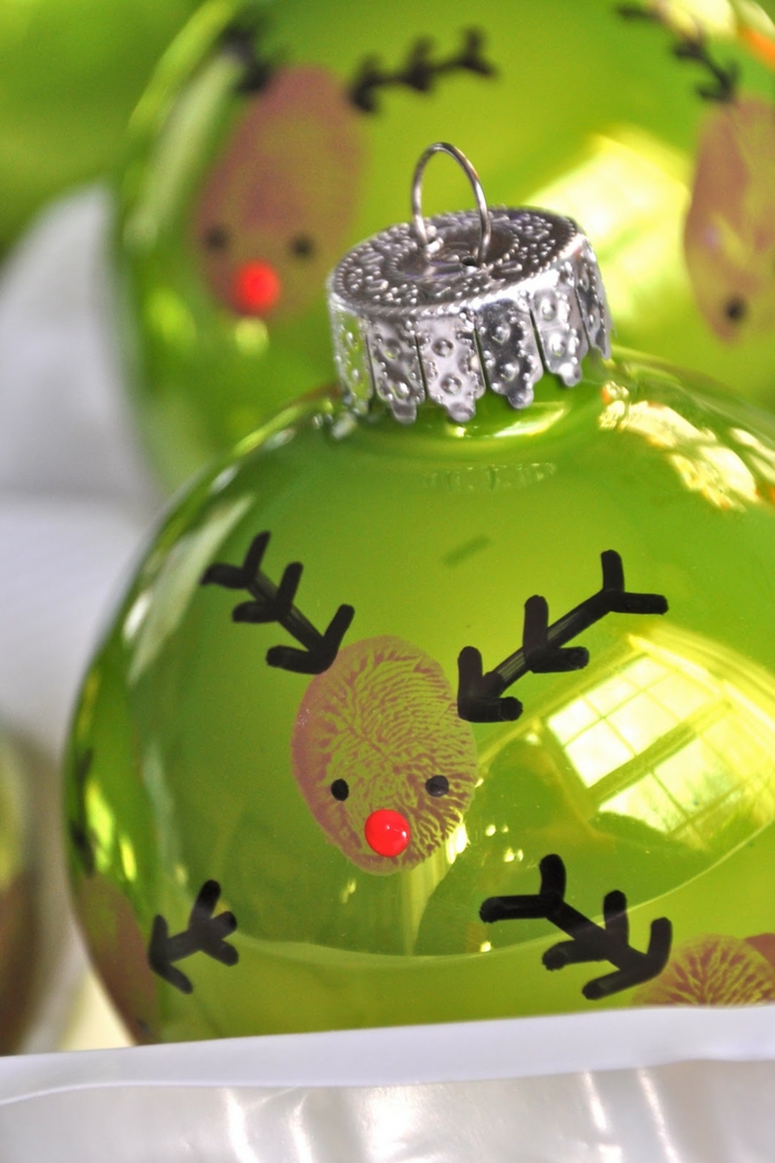 adornos navideños, esferas en verde con efecto reluciente, manualidades faciles para niños, adornos con dibujos de huellas de dedo