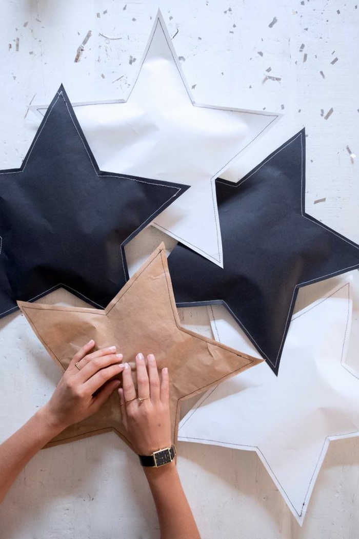 estrellas de papel, embalaje original para tus regalos navideños, cinco estrellas de papel de diferente color hechas a mano