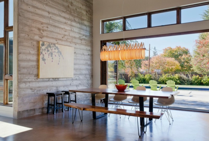 salon comedor, comedor en estilo moderno con muebles de madera y banco, araña original en colo naranja, techo alto y grandes ventanales con vista