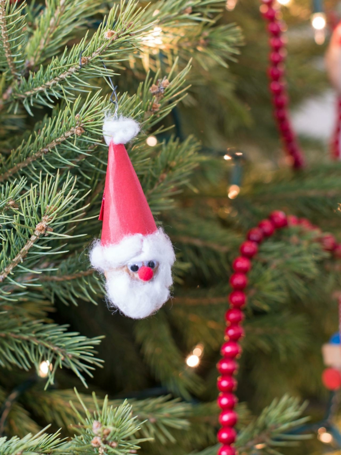 manualidades navidad, bonito adorno navideño hecho de nuez, papel y algodón, ornamento pequeño para el árbol navideño