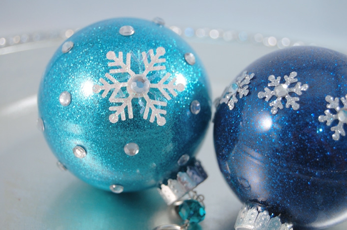 adornos navideños, esferas de cristal llanas de purpurina en dos tonos del azul, decoradas de copos de nieve relucientes