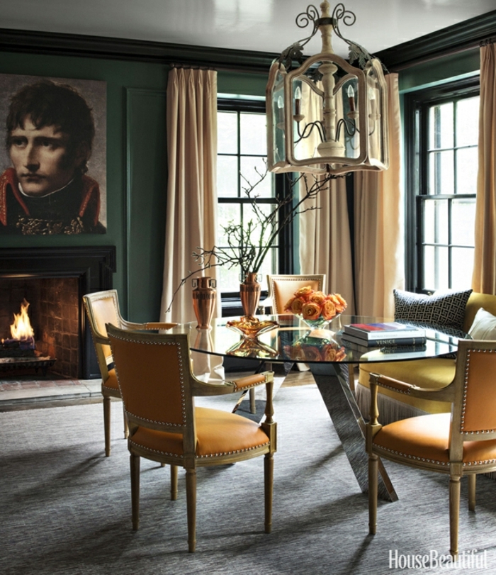muebles comedor, preciosa propuesta en colores cálidos, mesa de vidrio y sillas tapizadas con piel, cuadro en la pared pintada en verde