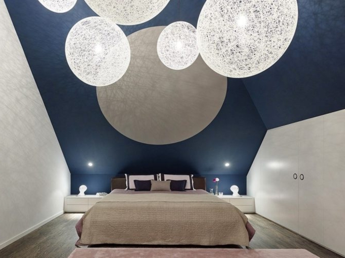 tonos de azul, propuesta muy original en azul y blanco, habitación con techo inclinado y lámparas super modernas, suelo de parquet y alfombra color rosa