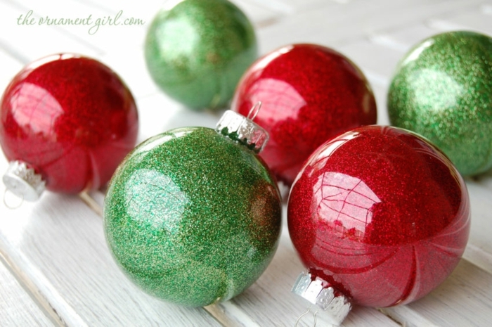 bolas de colores, decoración refinada en rojo y verde, bollas de cristal llenas de purpurina, manualidades para Navidad 
