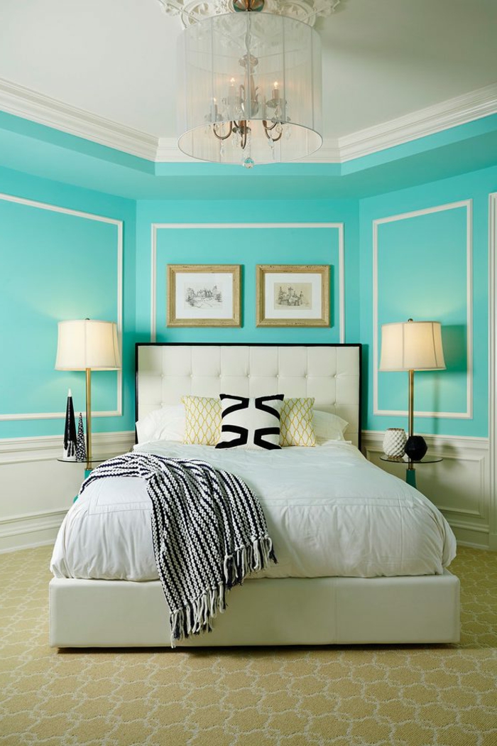 tonos de azul, bonita propuesta en azul aguamarina, techo alto, estilo clásico, cama elegante en blanco y negro con cabecero en capitoné