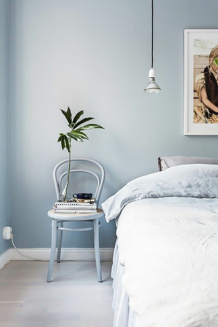 decoracion de paredes, dormitorio en azul atenuado, decoración de planta, pequeña silla en azul, lámpara vintage