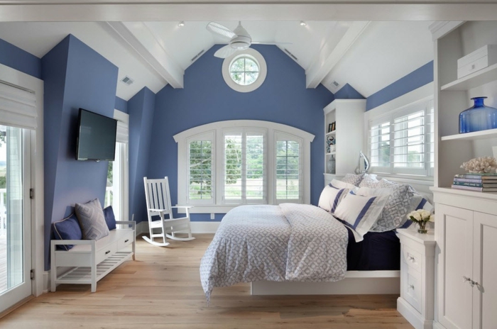 decoracion de paredes, propuesta en azul atenuado y blanco, suelo de madera, muebles de madera pintados en blanco 