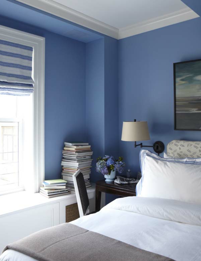 decoracion de paredes, dormitorio en azul, con ventanas y estores modernos de tela en blanco y azul, muebles de madera