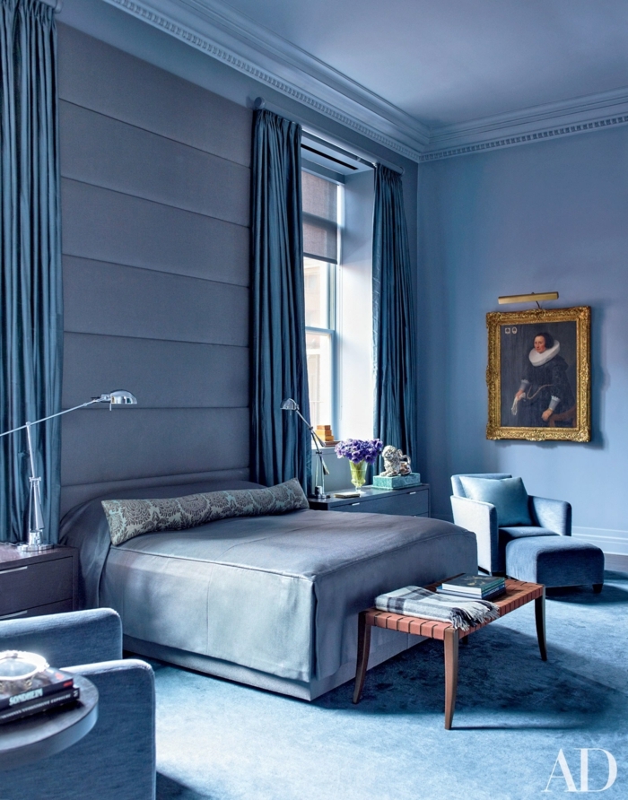 decoracion de paredes, hermoso ejemplo de habitación moderna en azul atenuado, cortinas de satén, piso con moqueta, dormitorio elegante en estilo clásico 