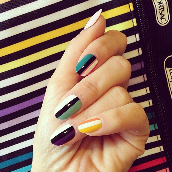 diseño de uñas, decoración de manicura colorida con rayas en diferentes colores, uñas largas en forma ovalada