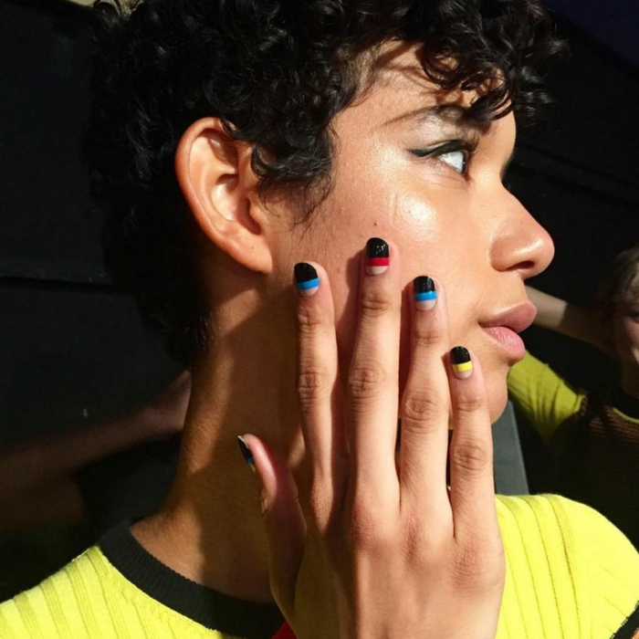manicura francesa deconstruida, propuesta moderna para 2018, uñas pintadas en negro, rojo y azul y partes in esmalte
