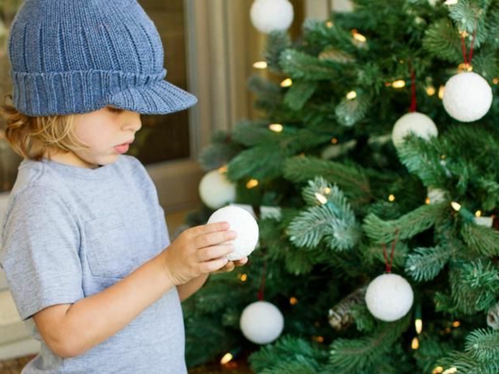 adornos navideños caseros, como hacer bolas relucientes con efecto de nevado, bolas blancas para el árbol navideño