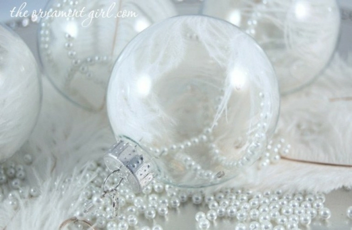 como hacer bolas de navidad, esferas de vidrio transparentes llenas de perlas blancas y plumas decorativas en blanco