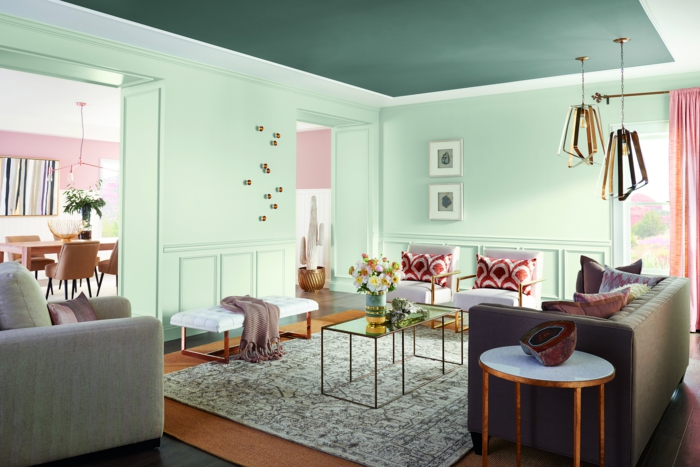 como pintar una habitacion, salon espacioso en tonos pastel, paredes en verde menta, techo en verde oscuro y muebles vintage