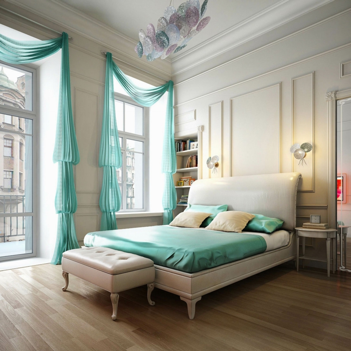dormitorios de matrimonio, bonita habitación en blanco con techo grande y detalles en verde menta, lámpara original en tonos pastel 
