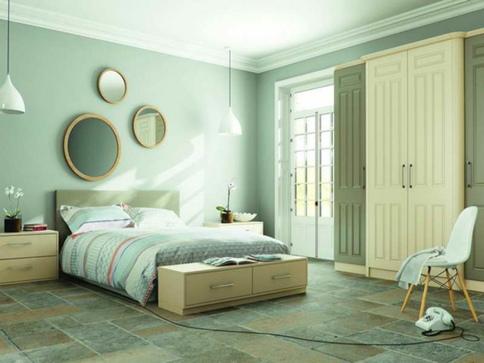 combinaciones de colores, habitación espaciosa en verde menta, espejos ovales decorativos, piso con azulejos en verde y beige