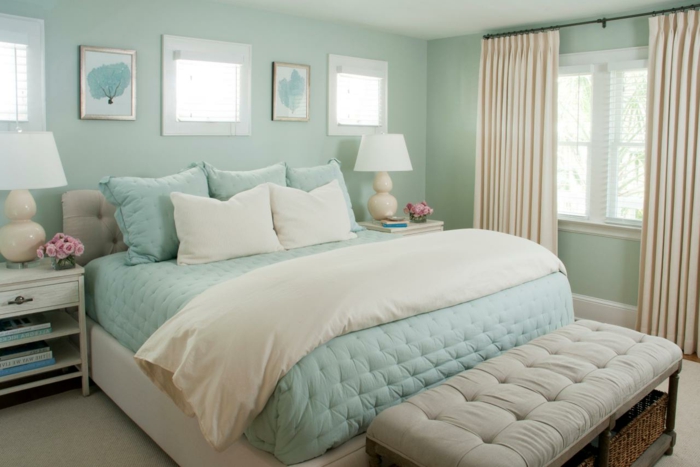 dormitorios modernos, habitación en tonos pastel, paredes en verde menta, cama grande con pie de cama en capitoné, cortinas en beige