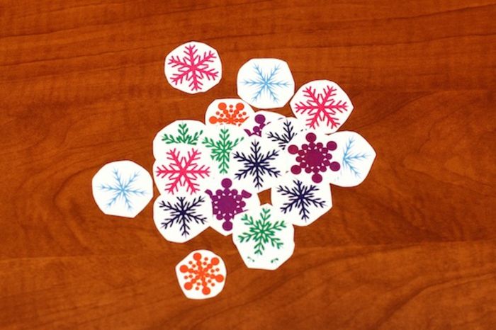 manualidades para niños de 10 a 12 años, estampados en diferentes colores en forma de copos de nieve, ideas para los pequeños