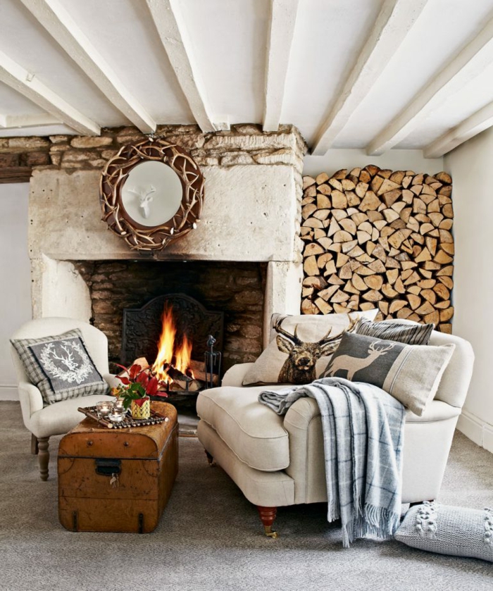 chimeneas de leña, ideas originales, en estilo rústico, techo con vigas de madera, almacenamiento de leña decorativo