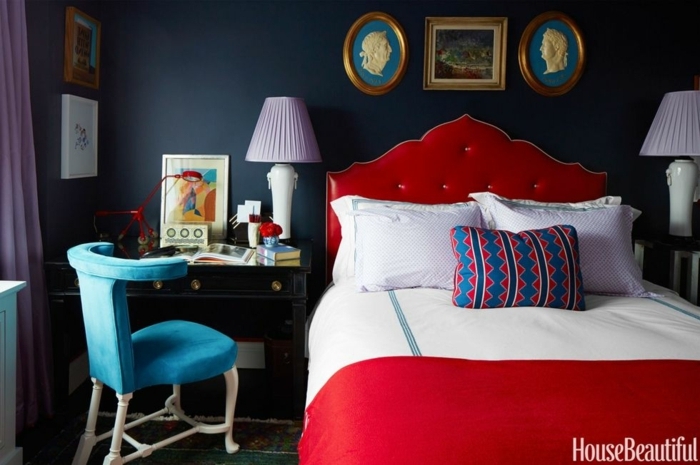 colores calidos, propuesta vintage con cama de cabecero en capitoné, paredes en azul oscuro y decoración de pinturas en estilo clásico