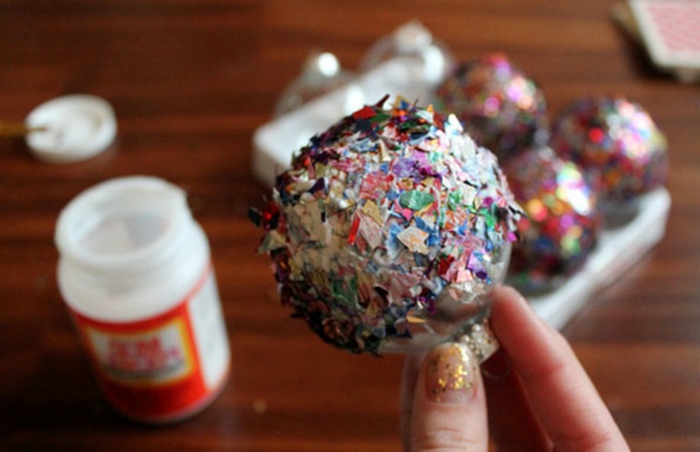 bolas de navidad, esferas de vidrio decoradas con confeti en muchos colores, como elaborarlas paso a paso
